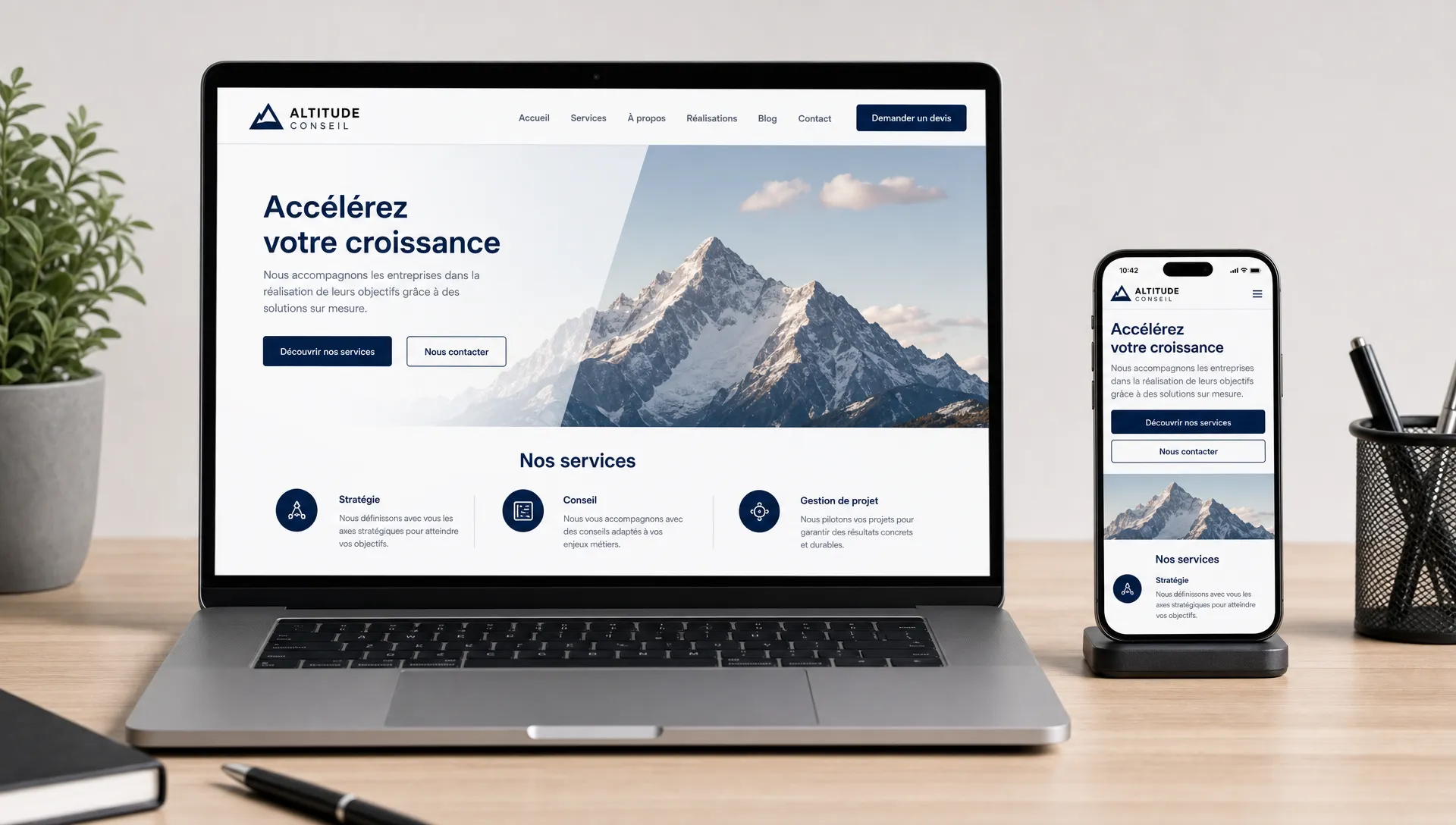 Un ordinateur et un smartphone affichent le même site professionnel avec des boutons identiques, des titres lisibles et une mise en page adaptée au mobile.