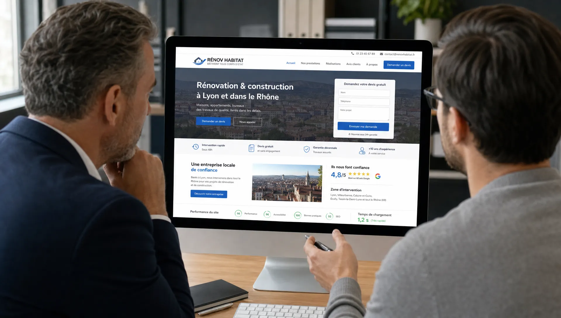 Un dirigeant et un expert digital regardent la page d’accueil d’un site vitrine WordPress sur ordinateur, avec des repères de vitesse, des boutons de contact et des preuves locales.