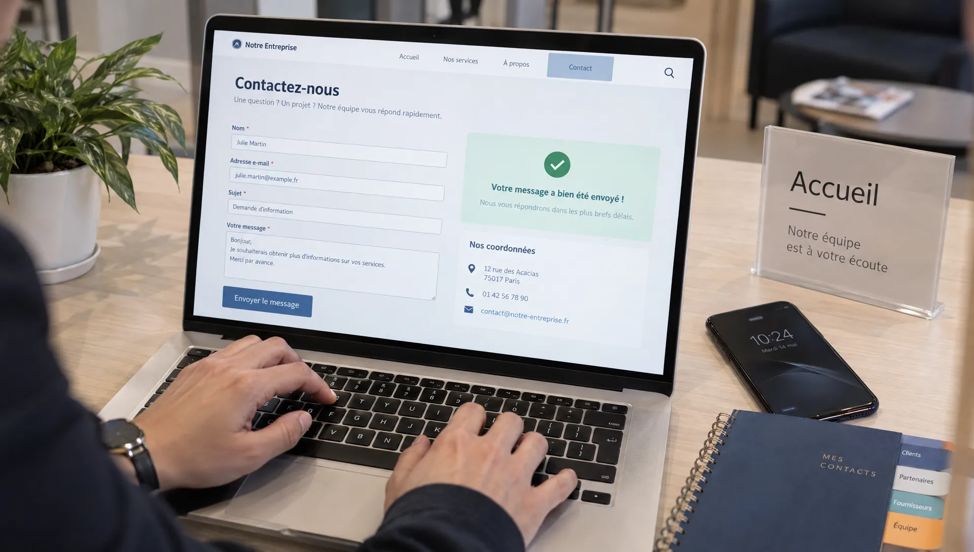 Des mains testent un formulaire de contact sur un ordinateur portable, jusqu’au message confirmant l’envoi de la demande.